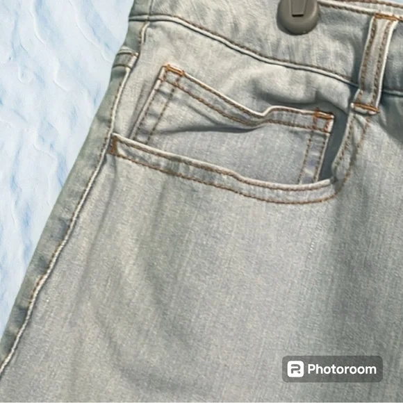 C Wonder jeans crop/capri size 22W light wash 5 pocket style button/zip closure - Picture 3 of 13